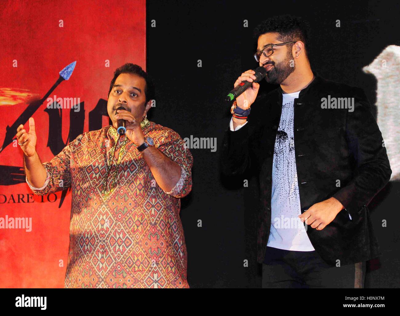 Shankar Mahadevan, cantante e compositore indiano, con suo figlio Siddharth Shankar Mahadevan, compositore di film indiano al lancio musicale del film Mirzya a Mumbai India Foto Stock