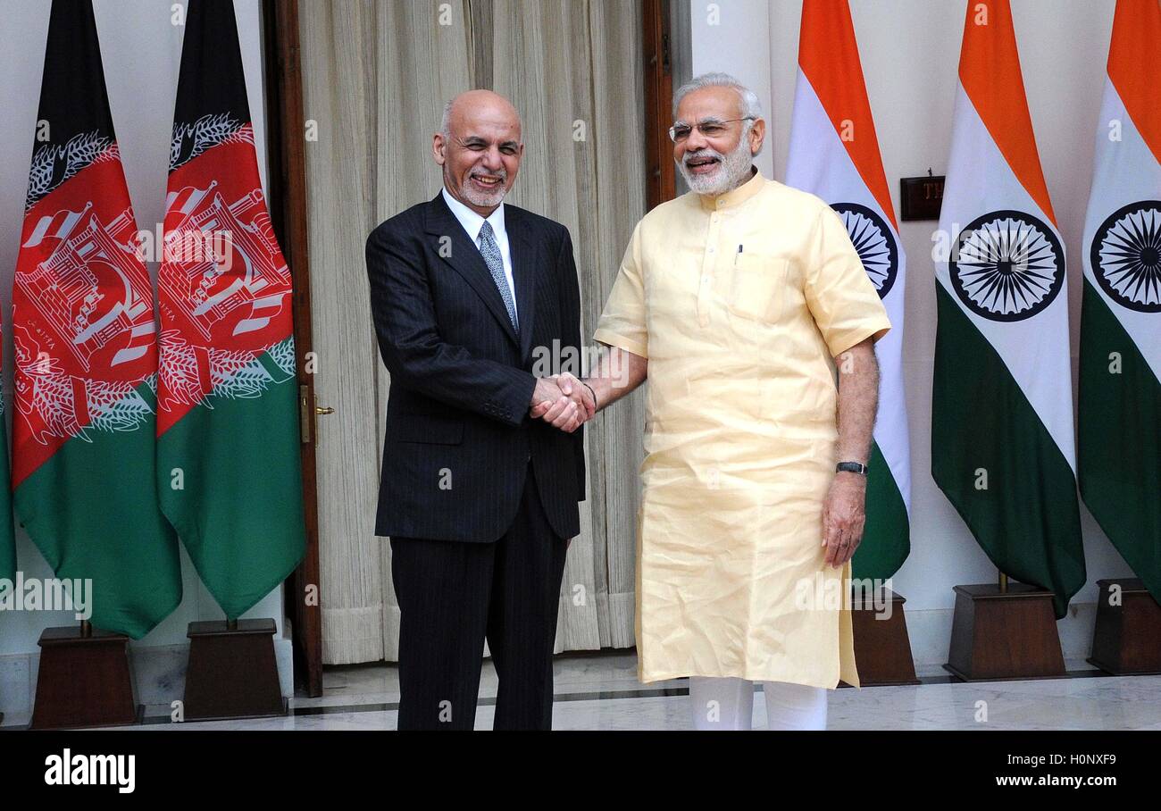 Il primo ministro Narendra Modi saluta l'Afghanistan Presidente Mohammad Ashraf Ghani a Hyderabad House di New Delhi, India Foto Stock