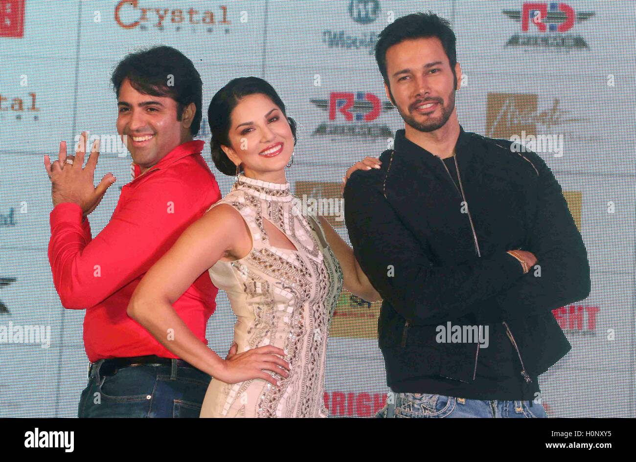 Gli attori di Bollywood Yuvraj Singh, Sunny Leone e Rajniesh Duggal rimorchio musica e lancio del film 'Beiimaan amore, Mumbai Foto Stock