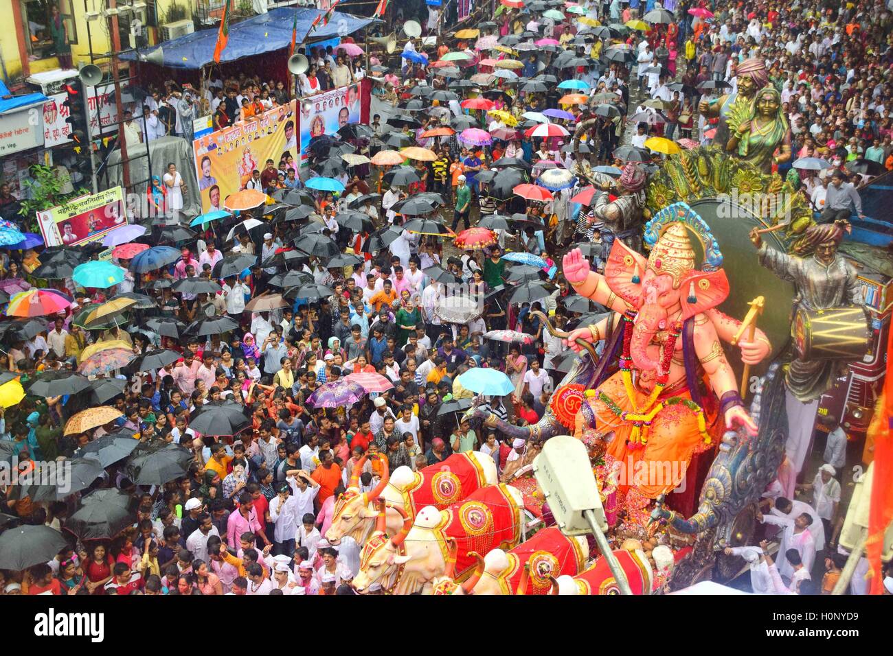 Un gigantesco idolo di elefante indù-intitolata Dio Ganesh, essendo portato Mare Arabico immersione Mumbai India Foto Stock