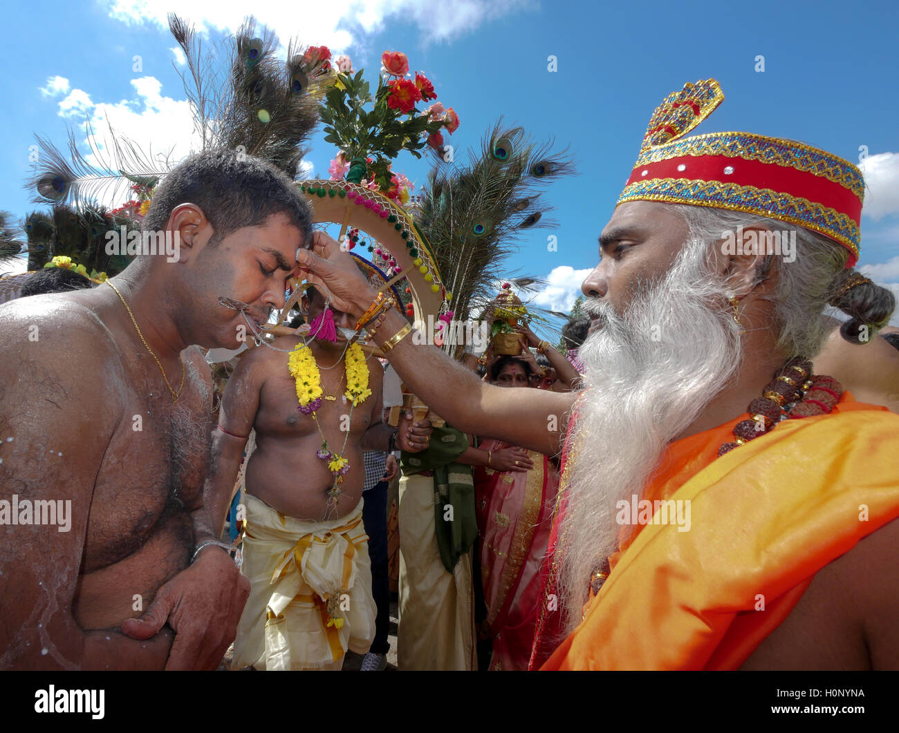 Priester Sri Siva Arumugam Paskarakurukka segnet die Kavaditänzer, Kavadi-Tänzer mit durchstossenen Wangen beim Sri-Kamadchi-Amp Foto Stock