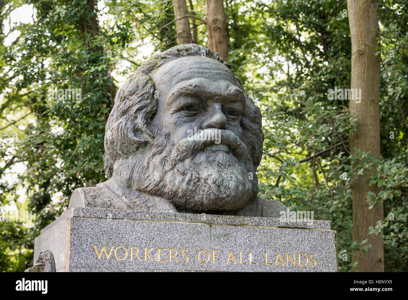 Tomba di Karl Marx, busto, il cimitero di Highgate a Londra, Inghilterra, Regno Unito Regno Unito Foto Stock