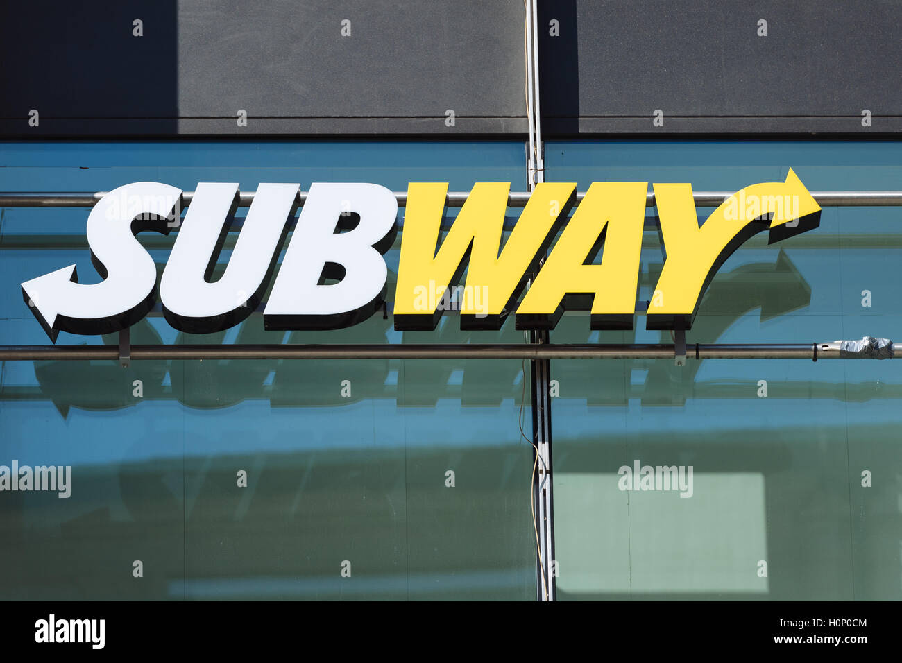 Una catena di fast food, logo alla metropolitana, Stoccarda, Baden-Württemberg, Germania Foto Stock