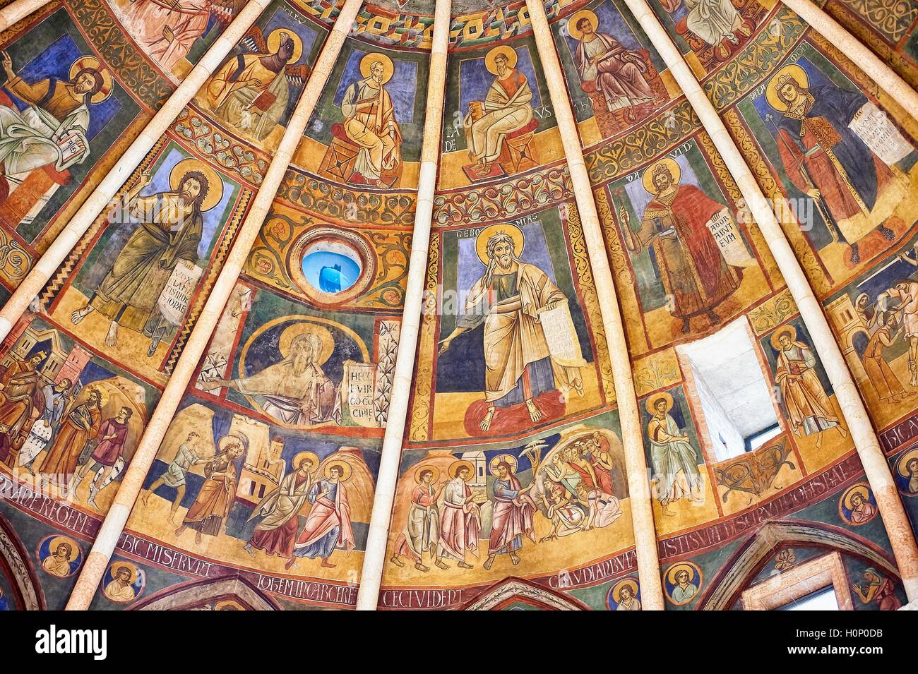 Affreschi romanici all'interno della cupola del Battistero Romanico di Parma, circa 1196, (il Battistero di Parma), Italia Foto Stock