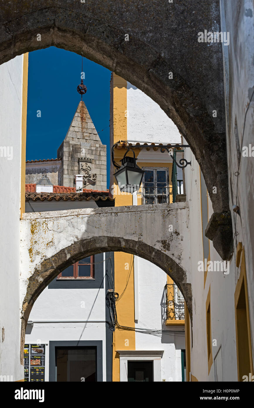Strada stretta e arco Evora Alentejo Portogallo Foto Stock