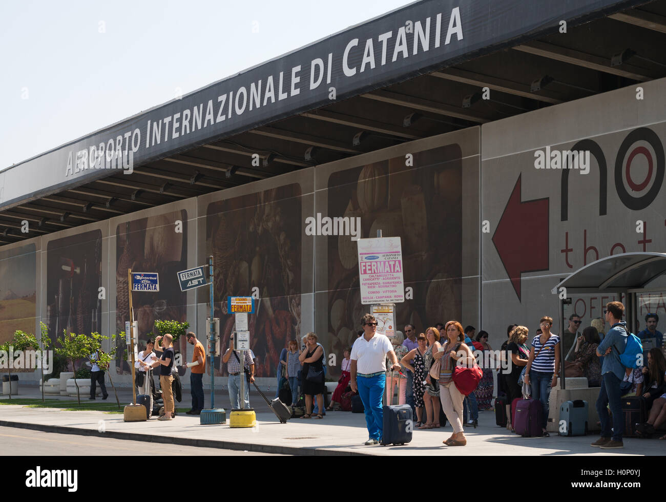 I passeggeri in attesa per gli autobus Aeroporto Internazionale di Catania, Sicilia, Italia, Europa Foto Stock