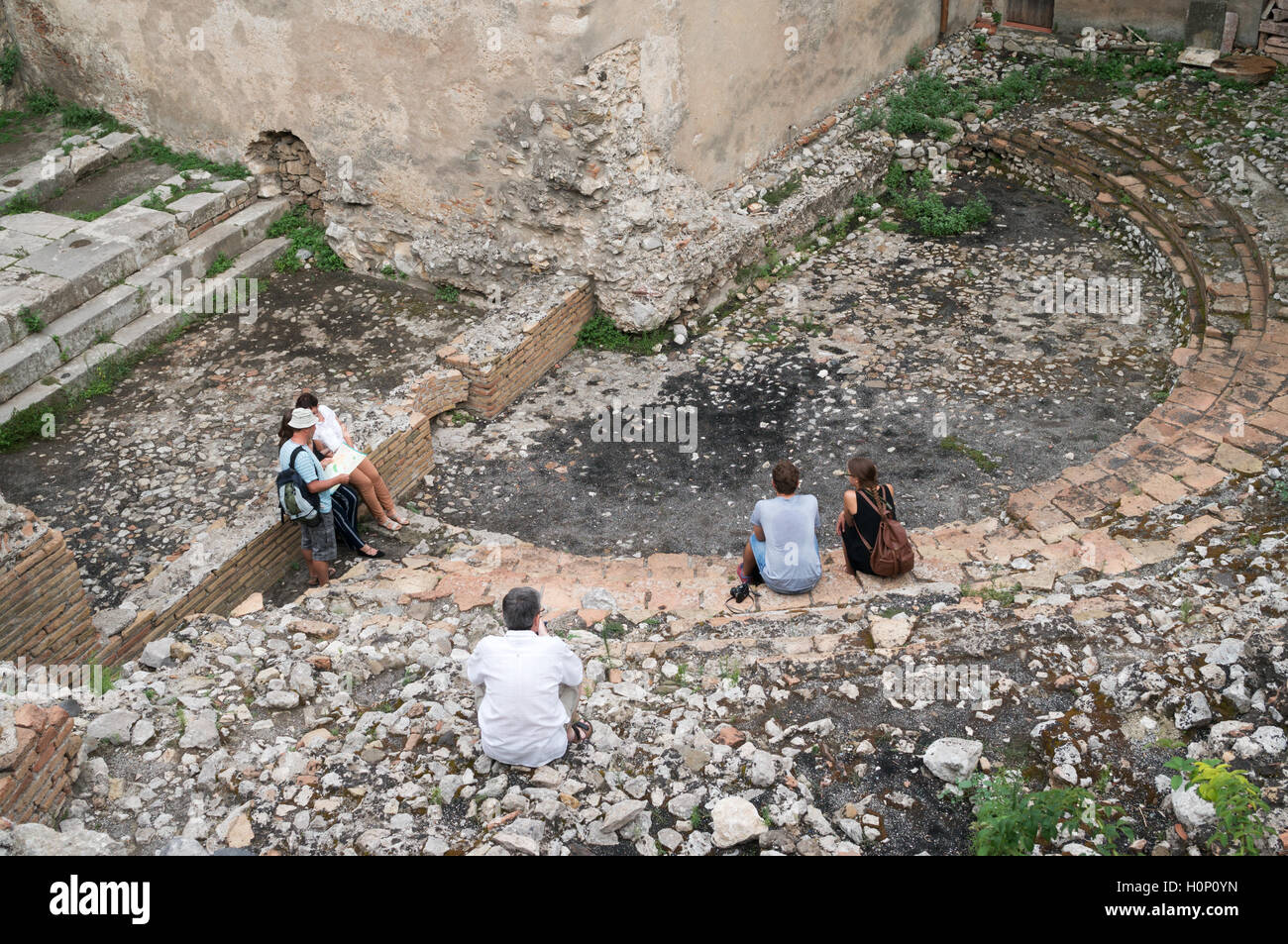 Visitatori presso il romano antico Teatro Odeon di Taormina, Sicilia, Italia, Europa Foto Stock