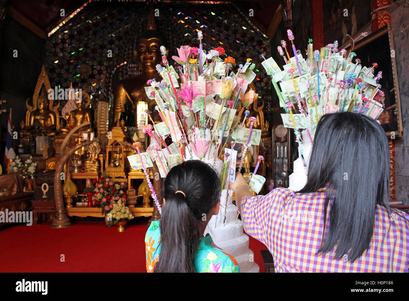 Le erogazioni liberali in denaro effettuate a un tempio in Thailandia Foto Stock