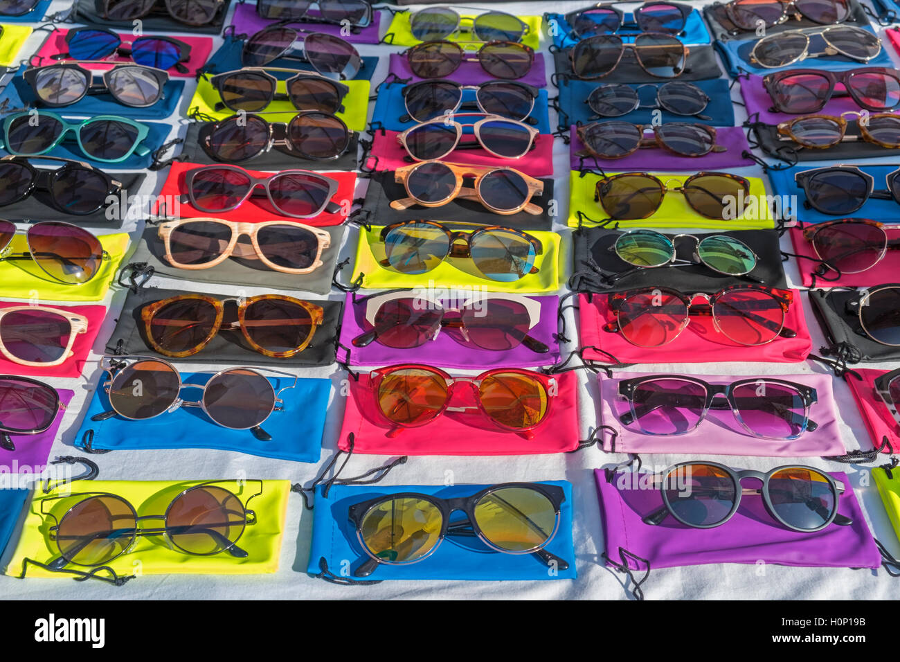 Occhiali da sole colorati Feira da Ladra ladri" mercato Campo de Santa Clara Lisbona Portogallo Foto Stock