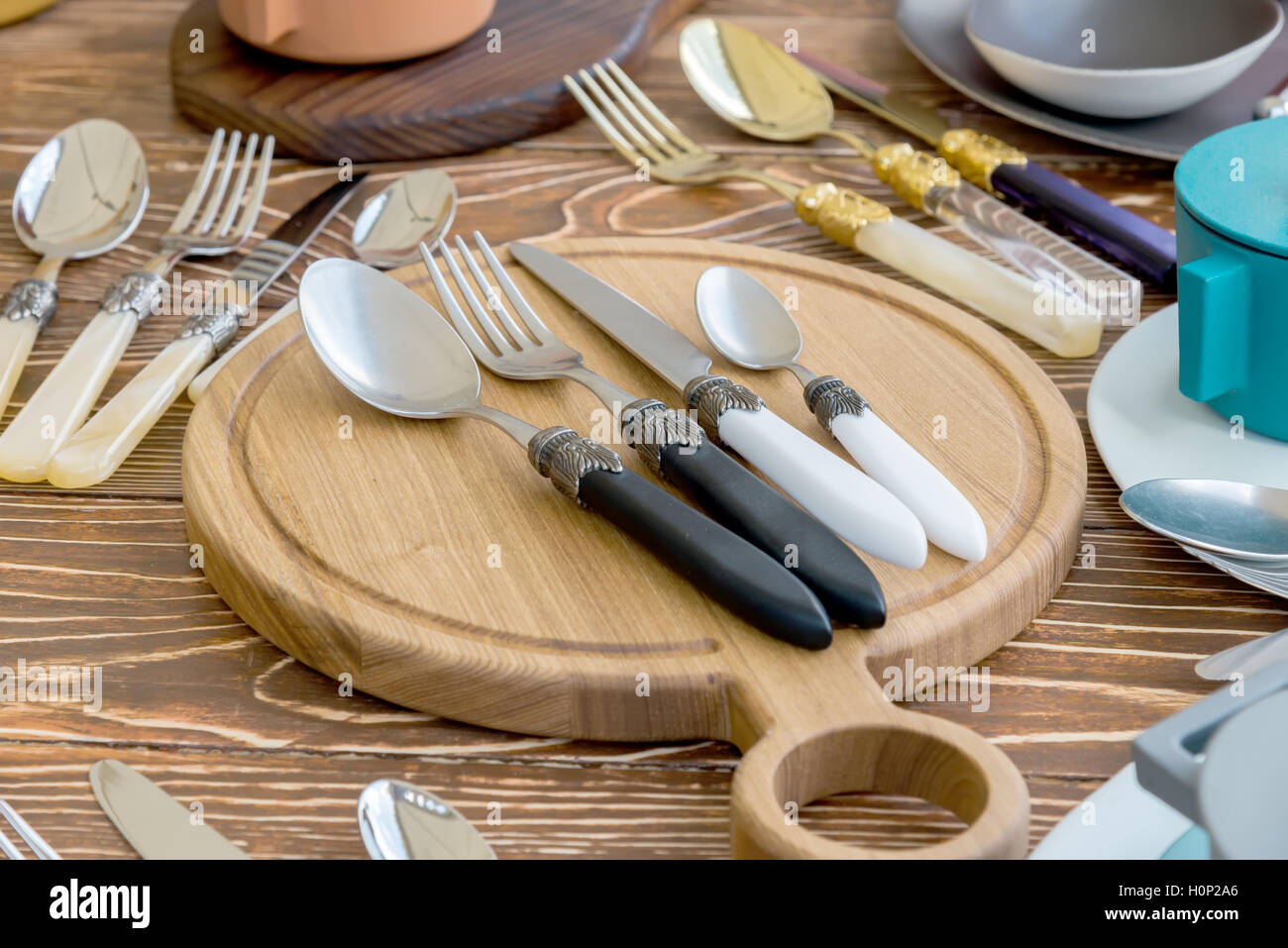 Il Cucchiaio e forchetta e coltello da tavola sul tagliere di legno Foto Stock