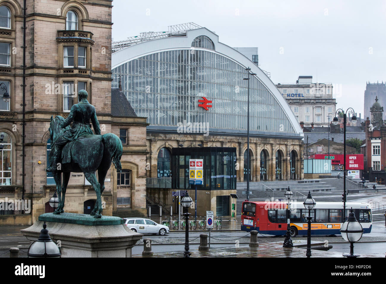 La parte anteriore della stazione ferroviaria di Liverpool Lime Street Foto Stock