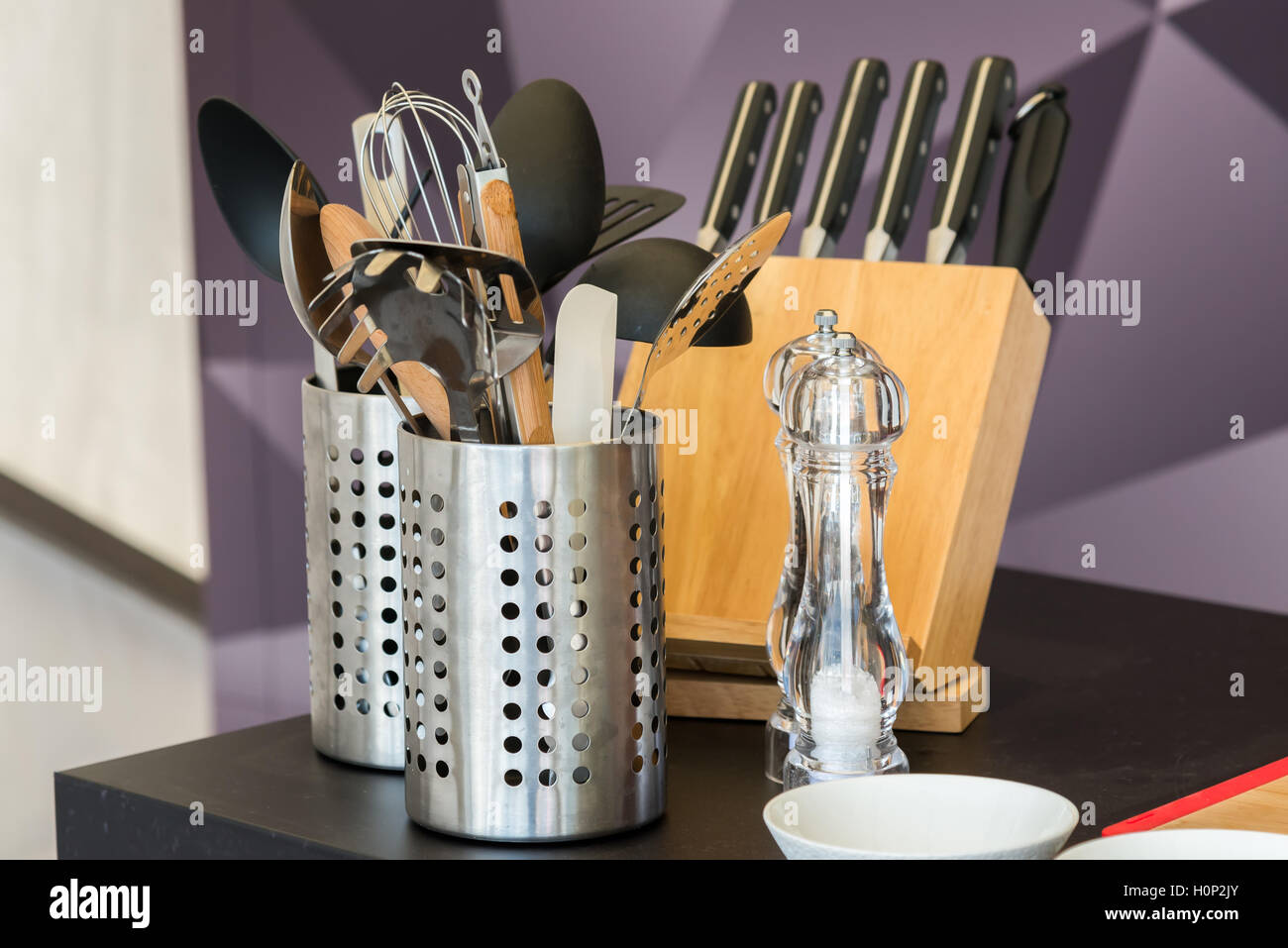 La composizione artistica di metallo accessori da cucina Foto Stock