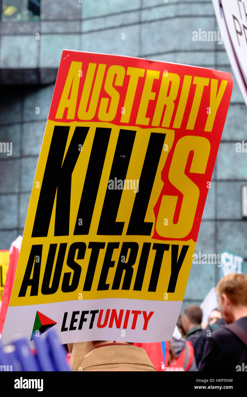 Vivacemente colorato "austerità uccide" sulla targhetta detenute da protestor a anti-austerità marzo a Londra Foto Stock