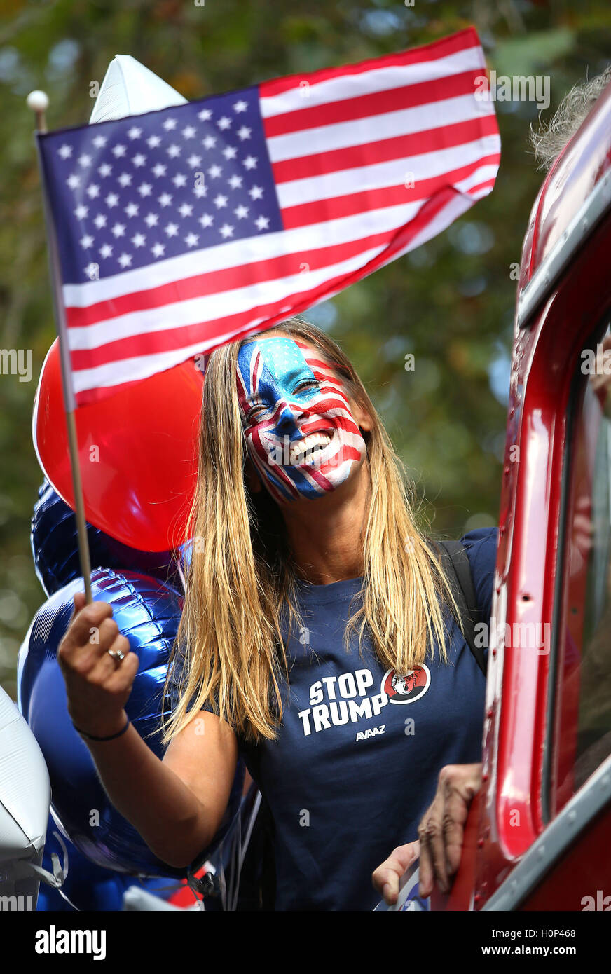 Ulrika Nisser ha il suo volto dipinto con l'Unione europea e alla bandiera a stelle e strisce come lei si unisce gli attivisti a bordo di una 'Stop Trump' bus della campagna in Torrington Square a Londra. Foto Stock