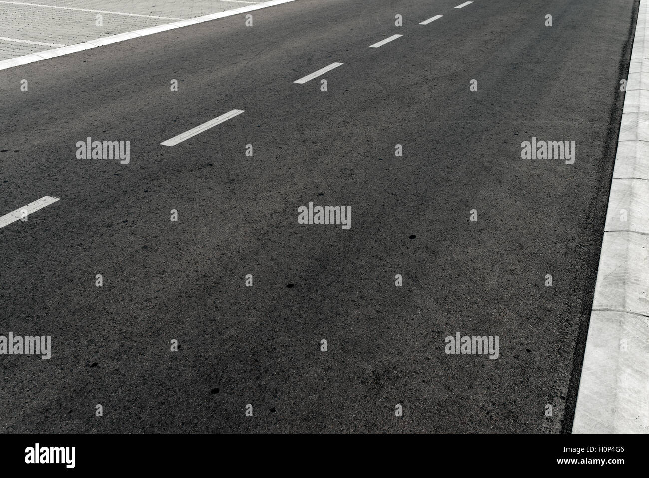 Svuotare le due corsie strada asfaltata autostrada vanishing in prospettiva Foto Stock