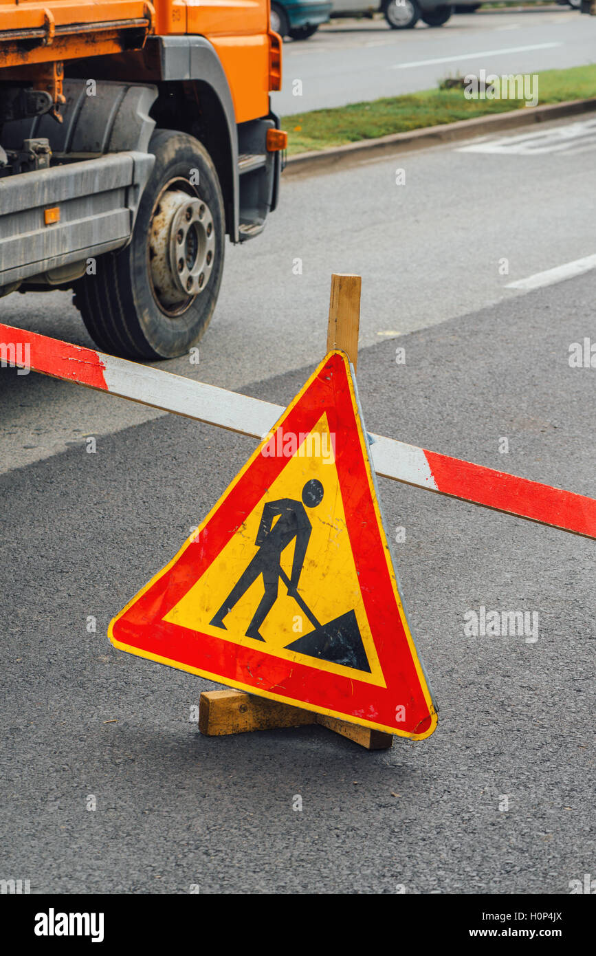 Costruzione di strada segno di lavoro su asfalto carraio Foto Stock