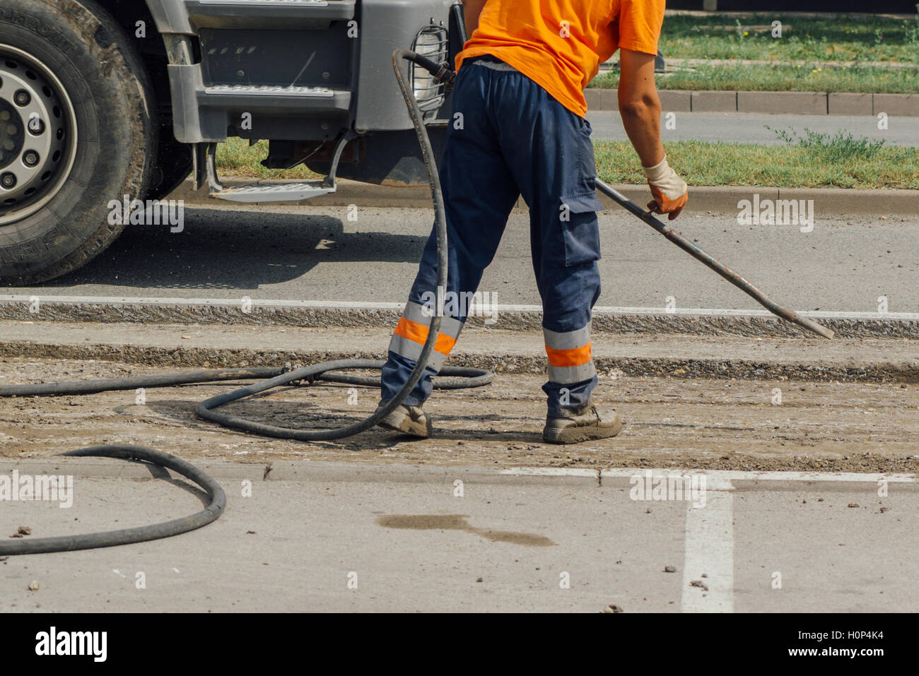 Strada non identificabili lavoratore di manutenzione riparazione carraio, strada di opere di costruzione Foto Stock