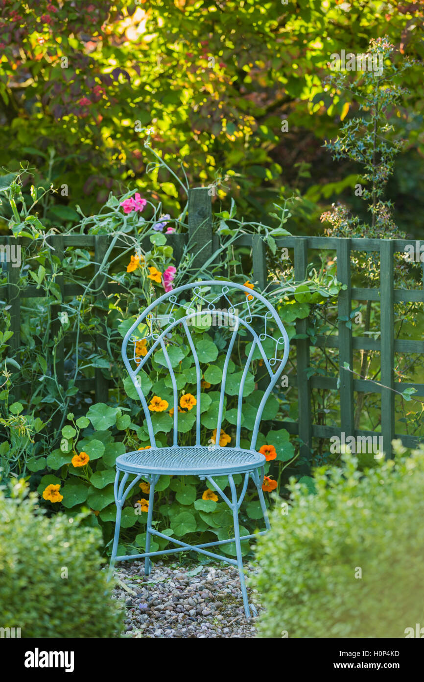Elegante posto blu in un giardino cottage. Foto Stock