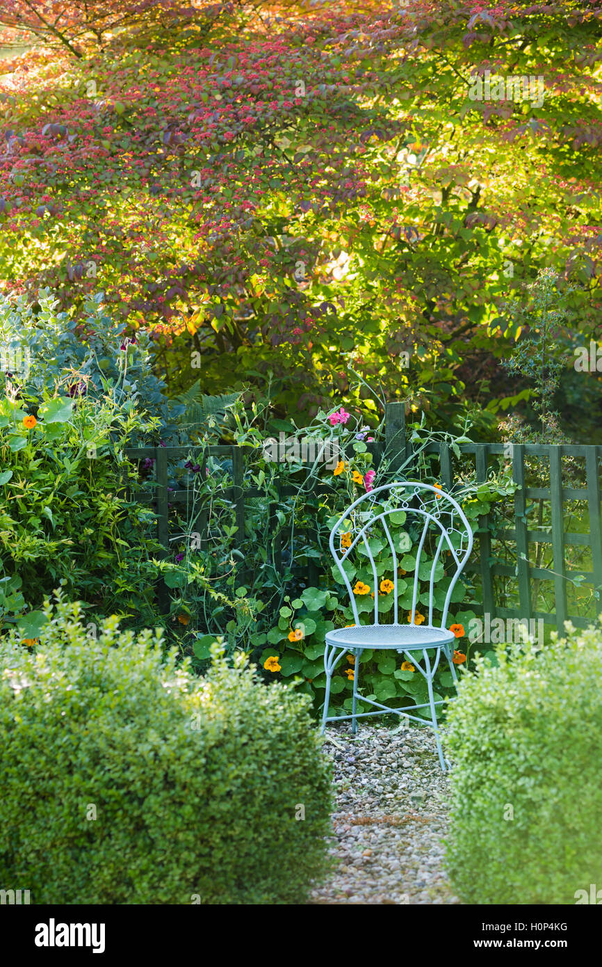 Elegante posto blu in un giardino cottage. Foto Stock