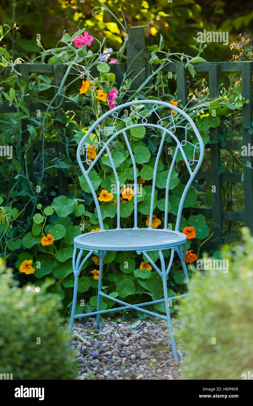 Elegante posto blu in un giardino cottage. Foto Stock