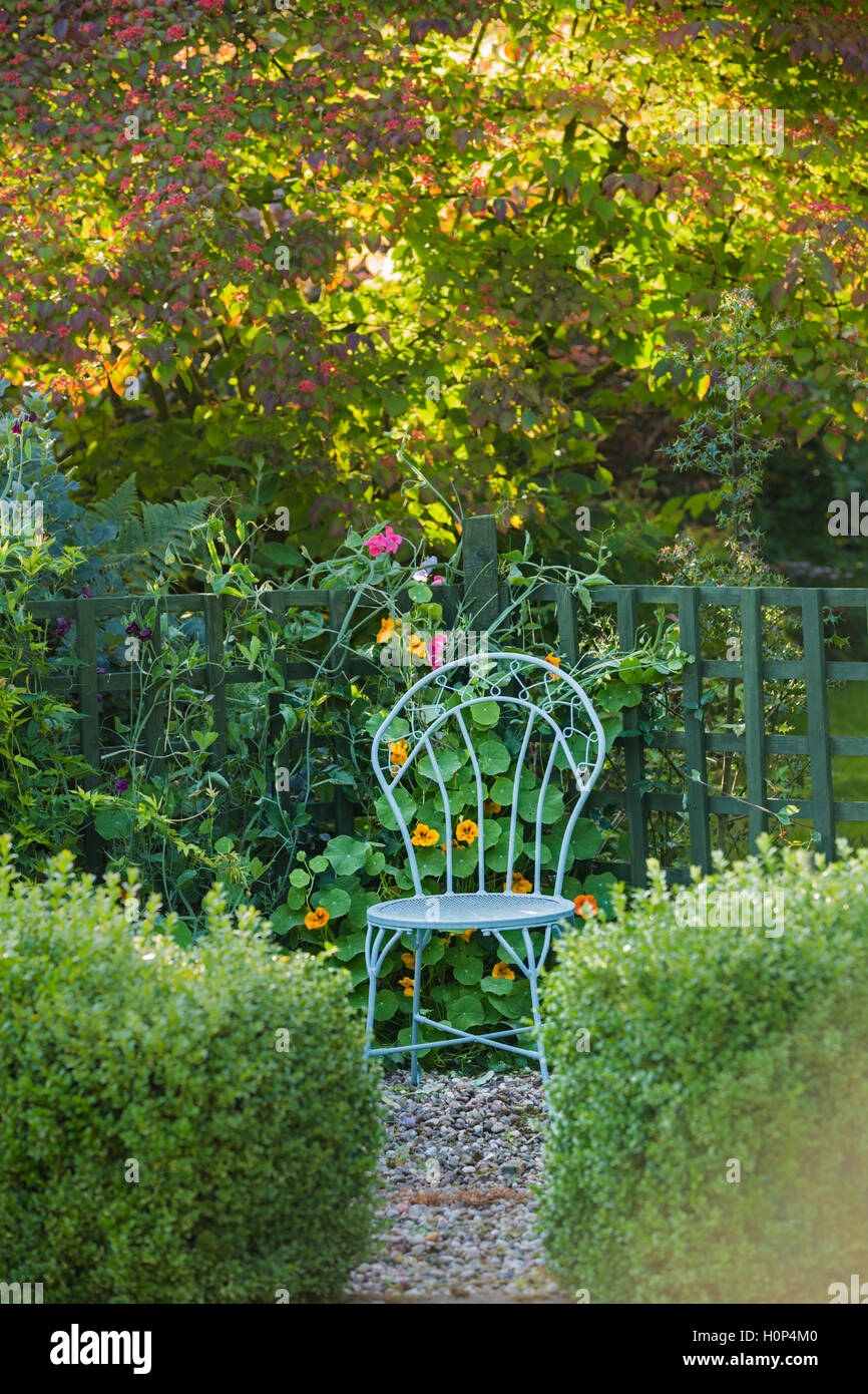 Elegante posto blu in un giardino cottage. Foto Stock