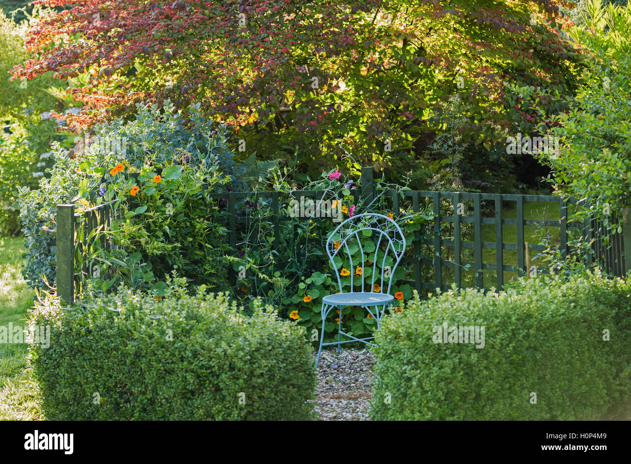 Elegante posto blu in un giardino cottage. Foto Stock