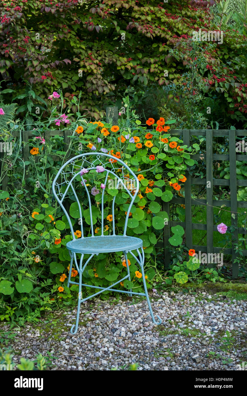 Elegante posto blu in un giardino cottage. Foto Stock