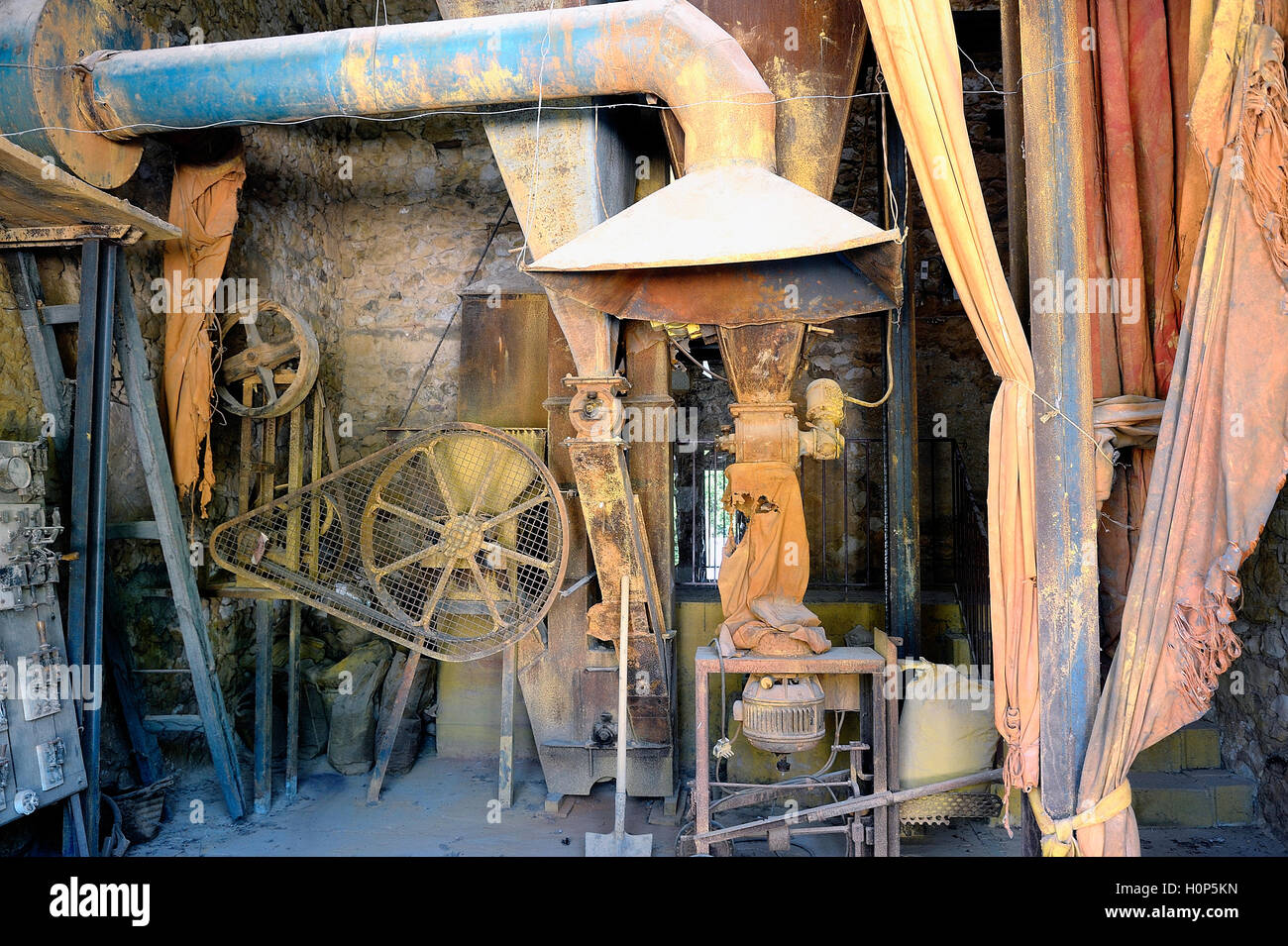 Un workshop di ocra Rossiglione fabbrica dove è stata trattata minerale per produrre prodotti come colorante per la verniciatura Foto Stock