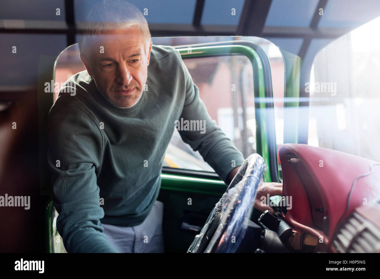 Mechanic esaminando per interni auto Foto Stock