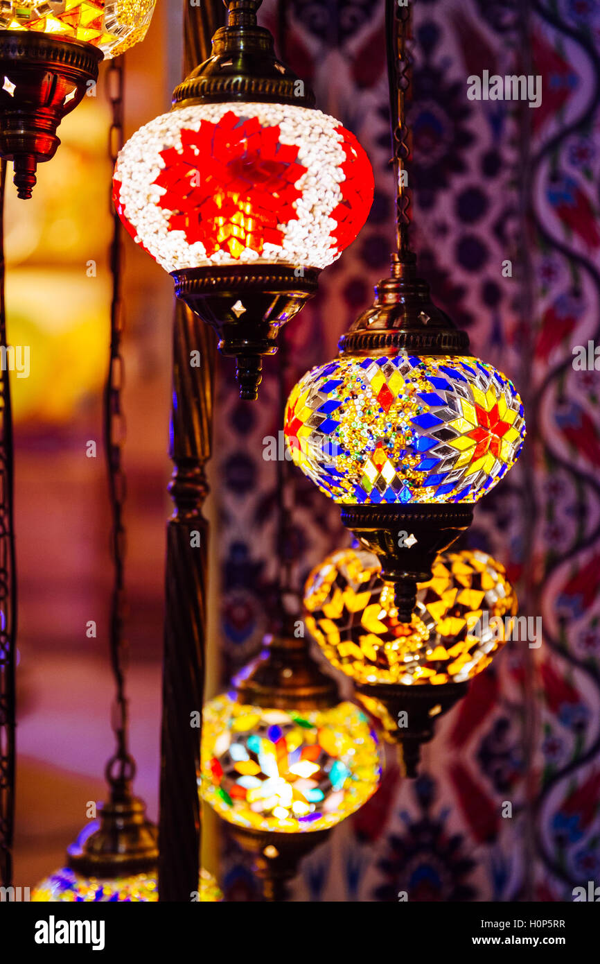 Tradizionale Lampada A Mosaico A Luce Turca O Marocchina Lampada Colorata  In Vetro Colorato Sullo Sfondo Del Negozio Di Souvenir Sfocato Con Spazio  Di Copia Souvenir Popolare E Idee Per Il Presente 