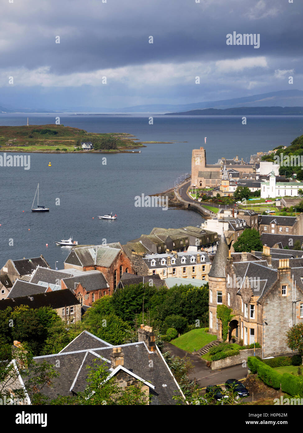 Vista sulla Baia di Oban e St Columbas Cattedrale dalla torre McCaigs sopra Oban Argyll and Bute Scozia Scotland Foto Stock