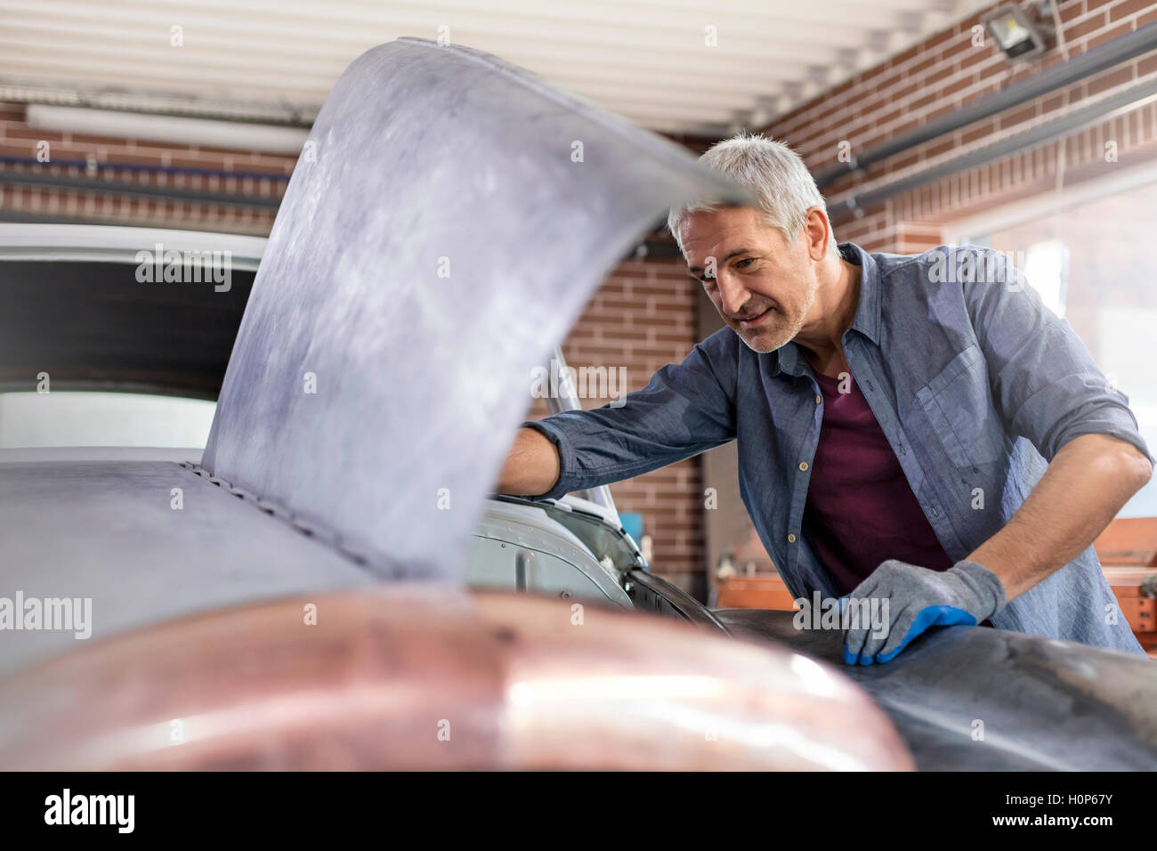 Meccanico cofano per automobile negozio di riparazioni auto Foto Stock