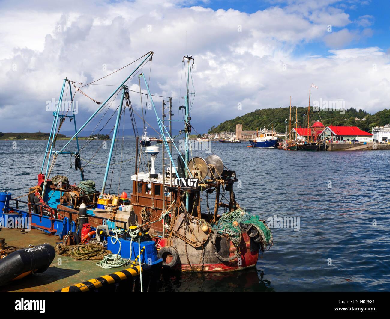 Barca da pesca in banchina ferroviaria a Oban Argyll and Bute Scozia Scotland Foto Stock