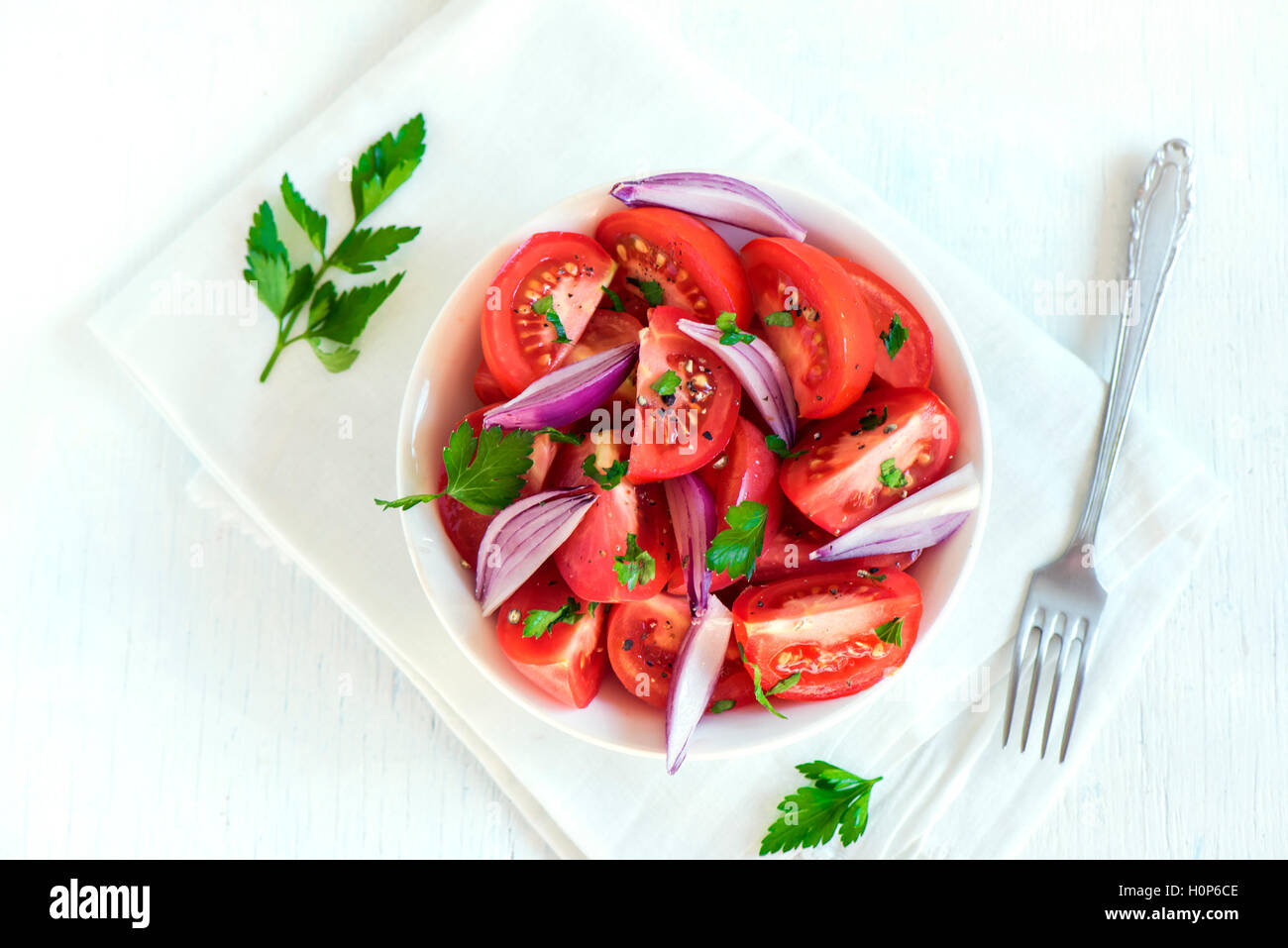 Insalata di pomodoro con cipolla, prezzemolo e pepe nero in vaso - sano vegetariano vegano antipasto alimentare Foto Stock