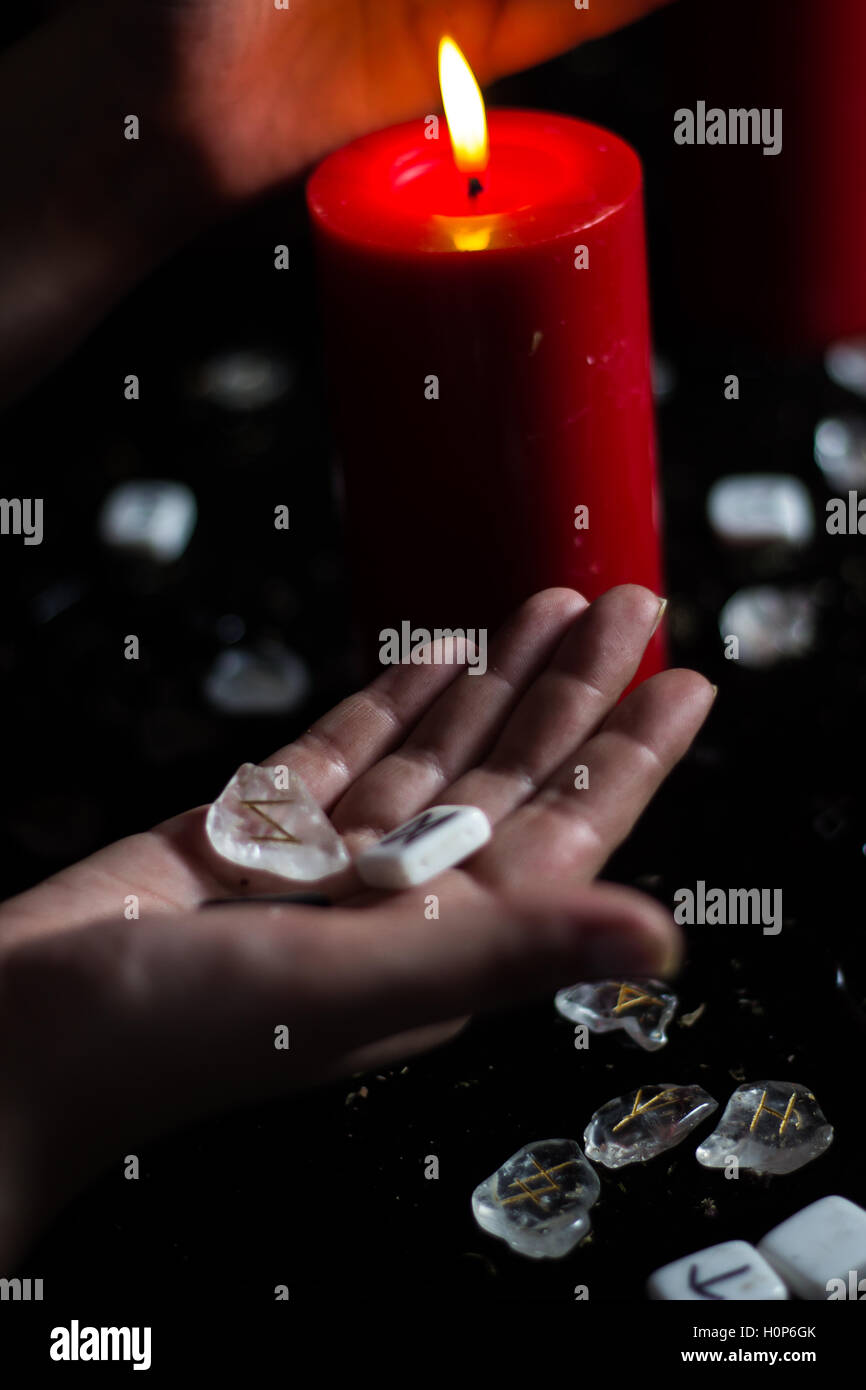 Rune in mano della strega Foto Stock