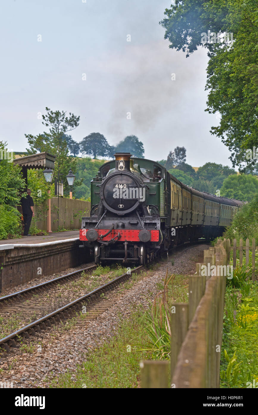 Locomotiva a vapore 4160 Una classe 5101 grande prairie motore arrivando alla stazione Stogumber sulla West Somerset Railway in Somerset Foto Stock