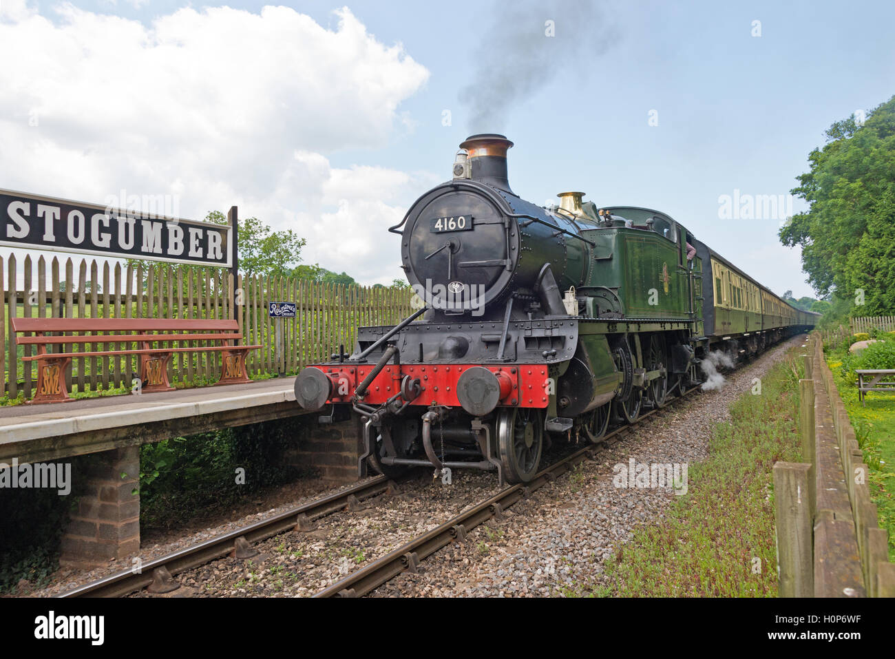 Locomotiva a vapore 4160 Una classe 5101 grande prairie motore arrivando alla stazione Stogumber sulla West Somerset Railway in Somerset Foto Stock