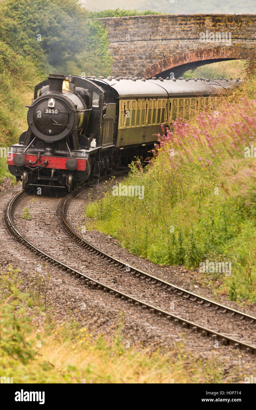 Locomotiva a vapore 3850 appena avvicinando Watchet stazione sul West Somerset Railway in Somerset Foto Stock