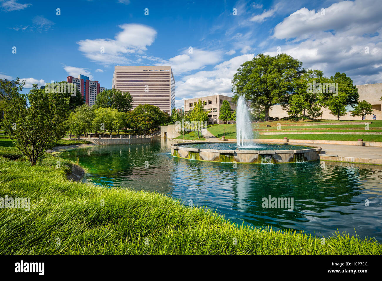 Fontana e il lago presso il Marshall Park, in quartieri residenziali di Charlotte, North Carolina. Foto Stock