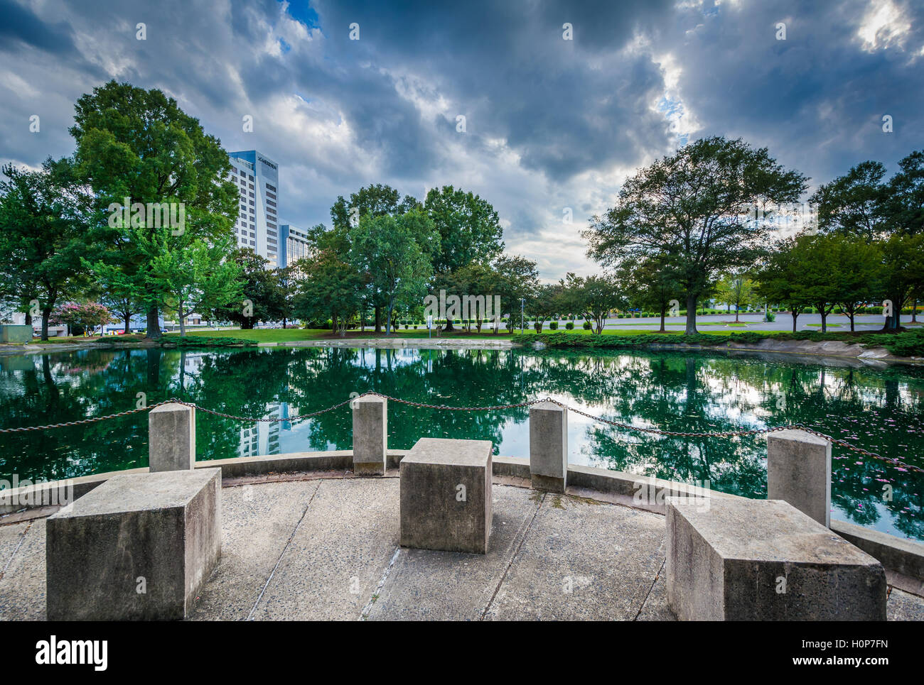 Il lago presso il Marshall Park, in quartieri residenziali di Charlotte, North Carolina. Foto Stock