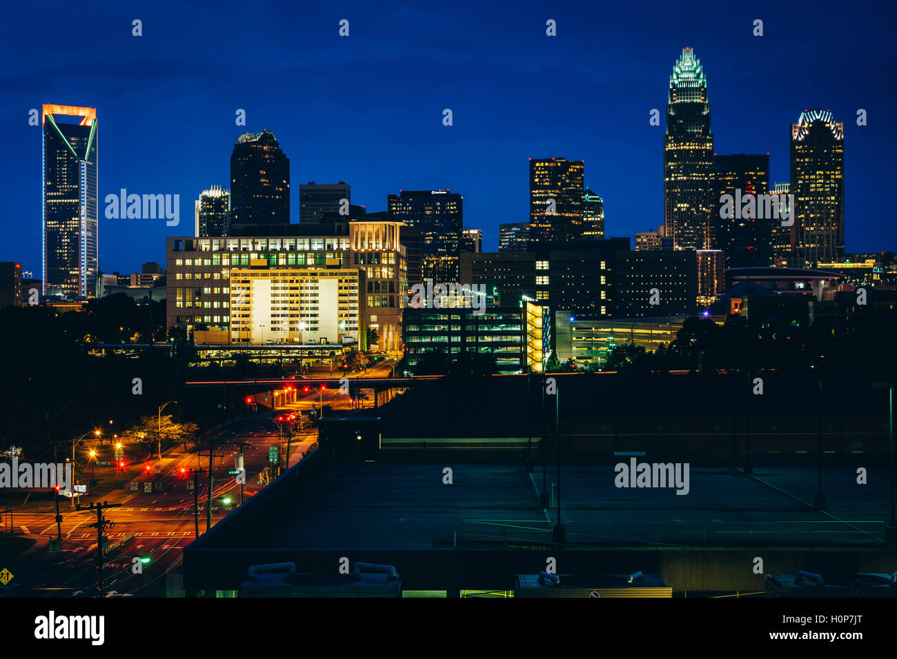 Veduta dello skyline di Uptown di notte, in Charlotte, North Carolina. Foto Stock