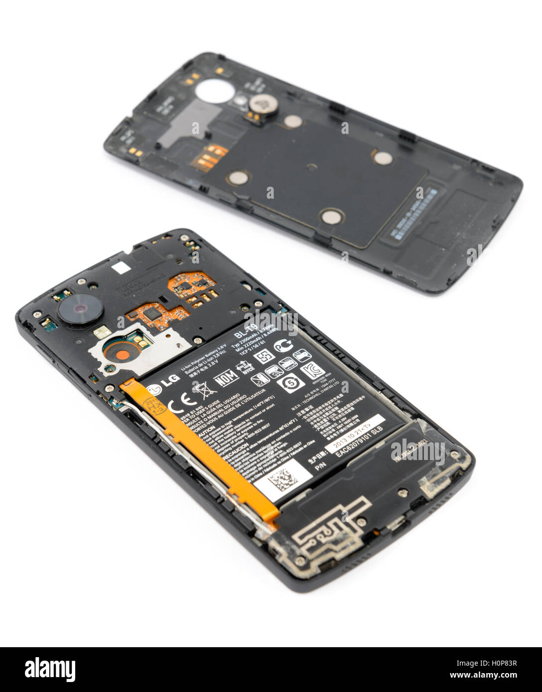 Batteria agli ioni di litio su uno smartphone con il coperchio posteriore prese off Foto Stock