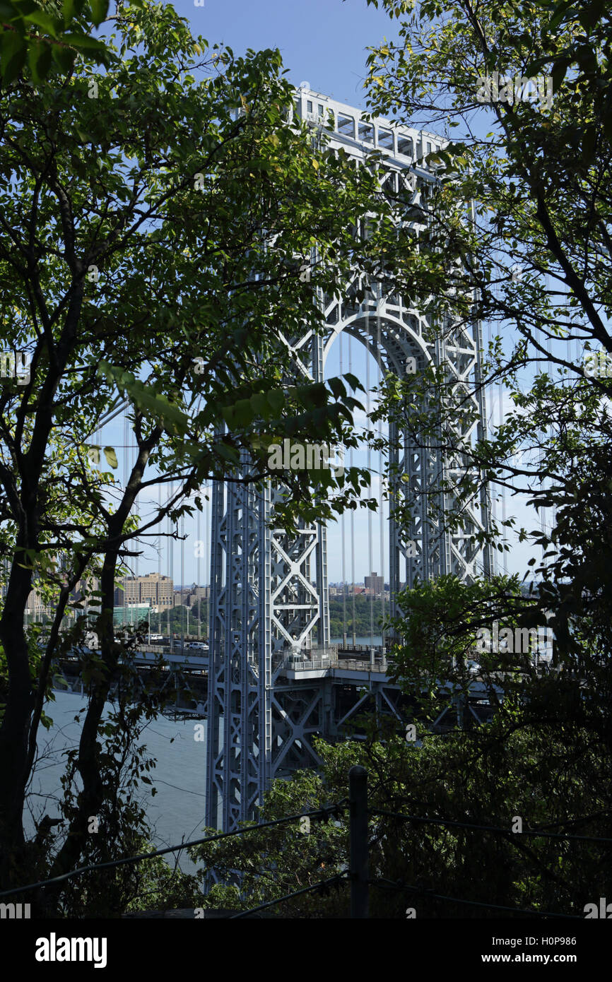 George Washington Bridge, New York e New Jersey, Stati Uniti d'America vista dal Palisades Park sul lato ovest del fiume Hudson Foto Stock