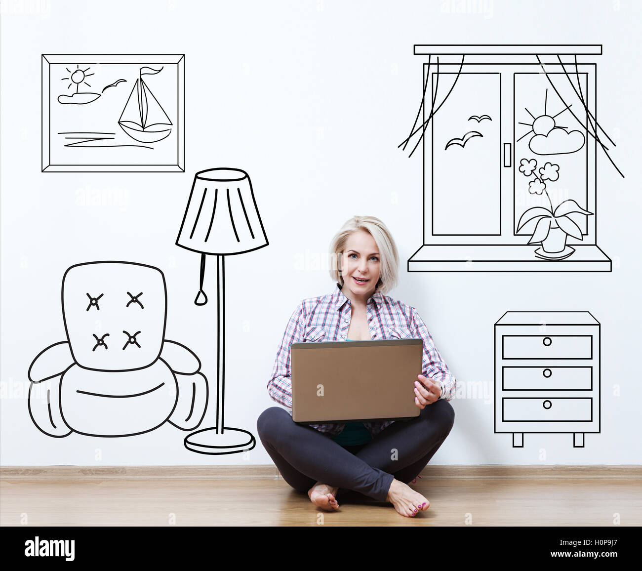 Donna sorridente seduto sul pavimento con laptop, considerando nuova idea Foto Stock