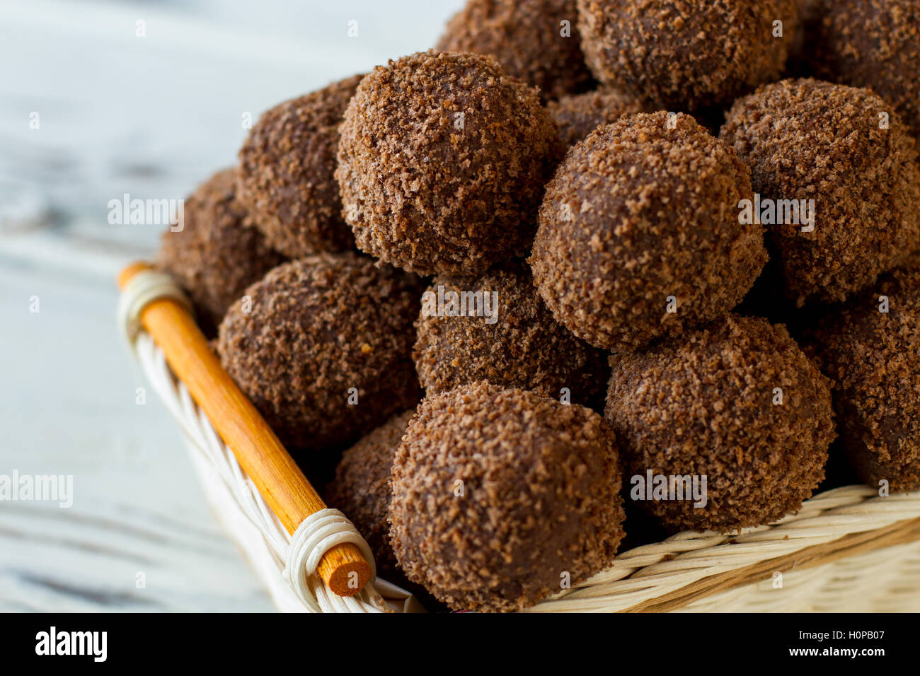 Cestello marrone con dolci. Foto Stock