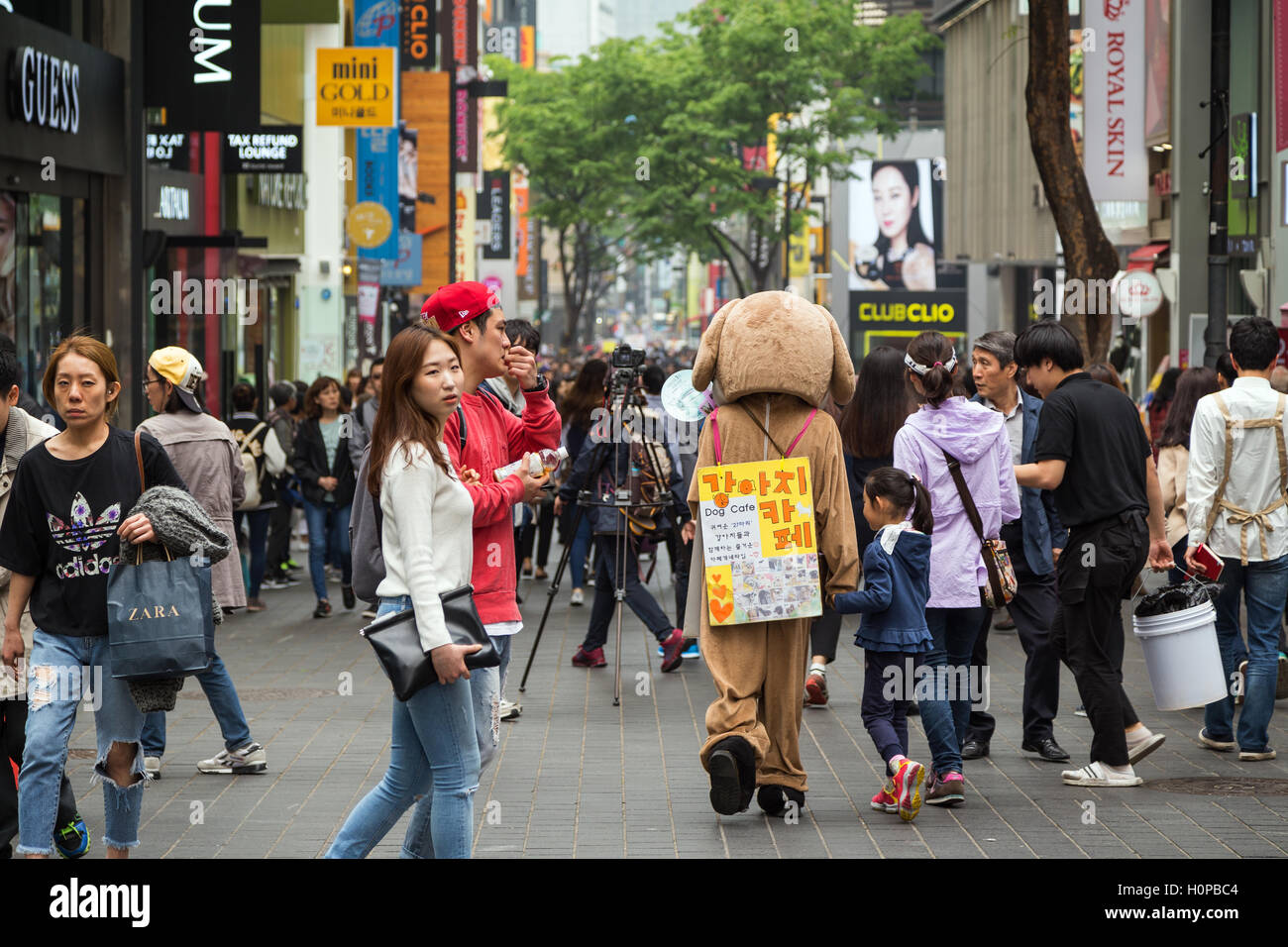 La strada affollata al a Myeongdong district a Seul, in Corea del Sud. Foto Stock