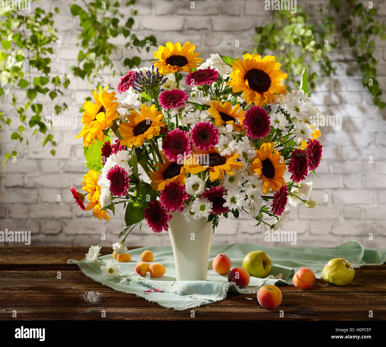 Bouquet di fiori tra cui girasoli, gerbere Foto Stock