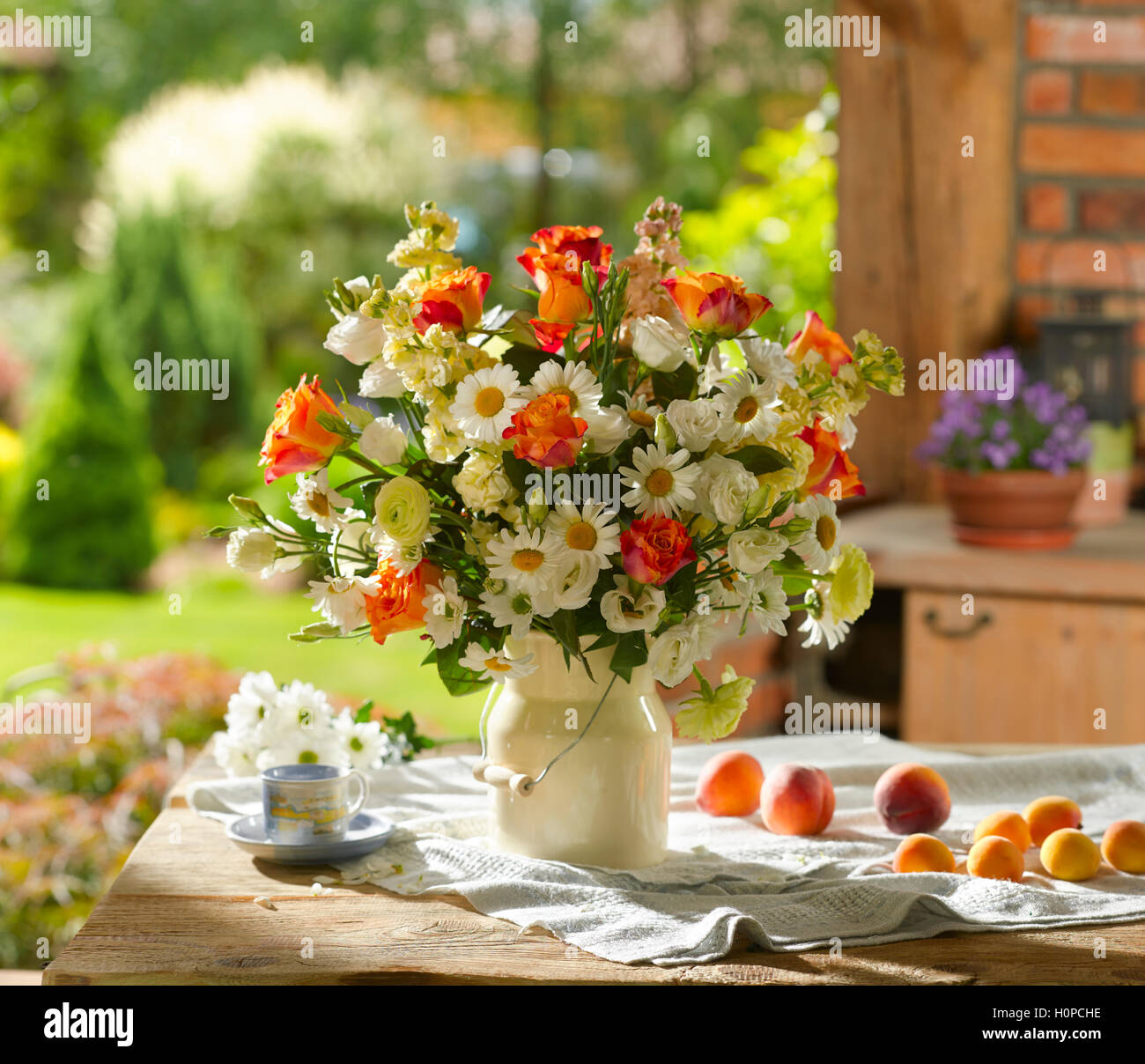 Bouquet di fiori tra cui le rose, margherite e fiori di campo Foto stock -  Alamy