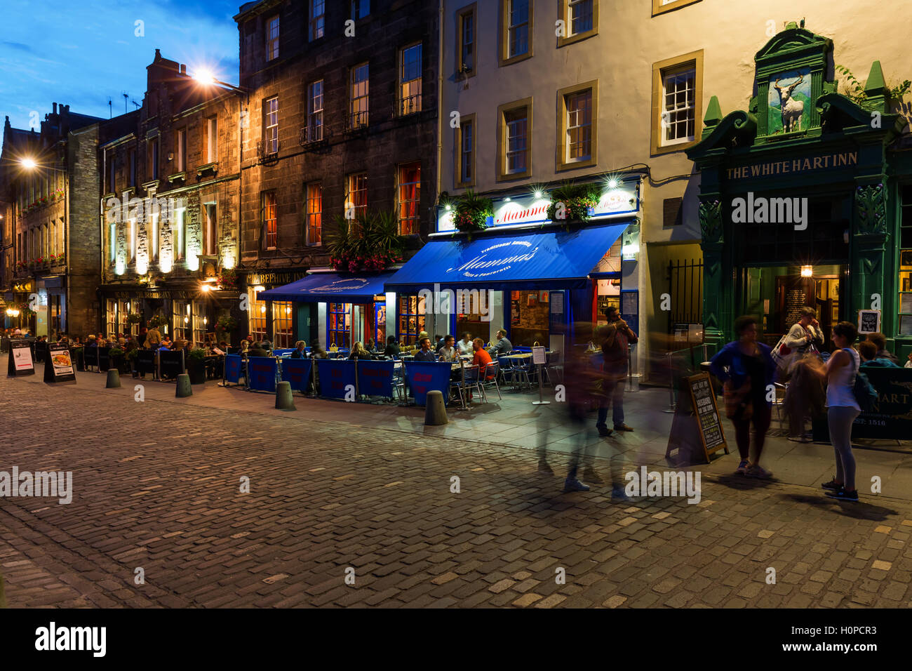 Edimburgo, Scozia - 12 Settembre 2016: Grassmarket nella città vecchia con persone non identificate durante la notte. Il suo un mercato storico p Foto Stock