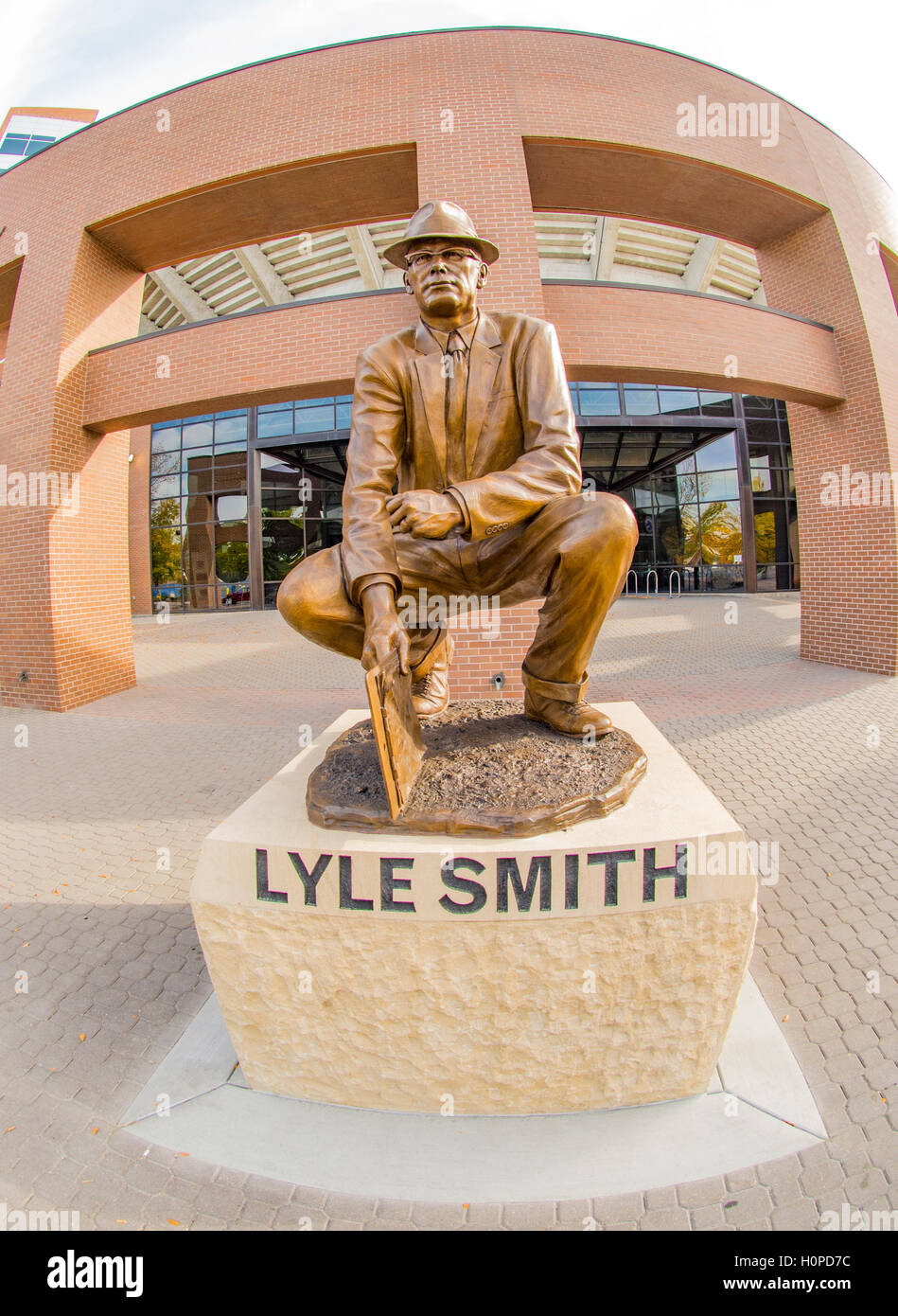 Boise State Football, statua in bronzo di ex allenatore di calcio Lyle Smith. Boise State Campus. Boise, Idaho Foto Stock